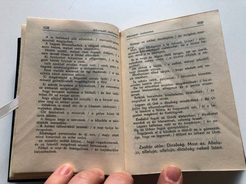 DICSÉRJÉTEK AZ URAT! - GÖRÖGSZERTARTÁSÚ KATOLIKUS ÉNEKESKÖNYV  VASÁR- ÉS ÜNNEPNAPI SZENT SZOLGÁLATOK ÉS ÉNEKEI  Budapest, 1984  Hardcover (9633604168)