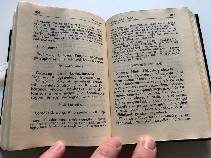 DICSÉRJÉTEK AZ URAT! - GÖRÖGSZERTARTÁSÚ KATOLIKUS ÉNEKESKÖNYV  VASÁR- ÉS ÜNNEPNAPI SZENT SZOLGÁLATOK ÉS ÉNEKEI  Budapest, 1984  Hardcover (9633604168)