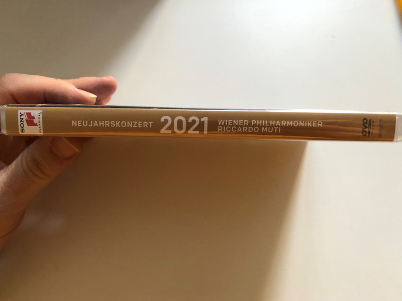 Neujahrskonzert 2021 - New Year's Concert 2021 / Wiener Philismoniker / Live Recording: January 1, 2021, Golden Hall of the Wi Musikverein / Conductor: Riccardo Muti / Directed by Henning Kaster / DVD (194398401799)