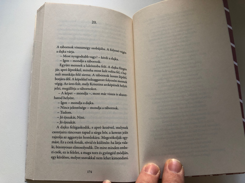 A gyertyák csonkig égnek - Helikon zsebkönyvek 20.  Helikon Kiadó, 2015, 2019, 2020  Paperback (9789634792451)
