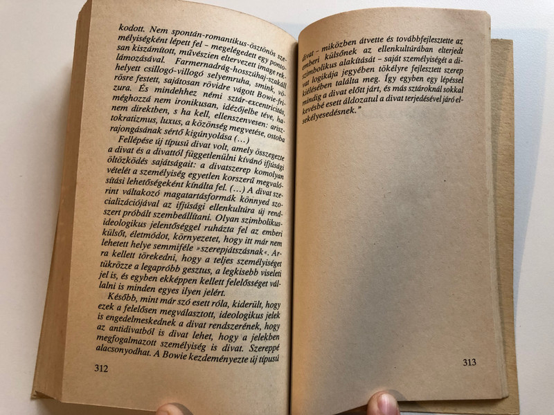 Szőnyei Tamás - Az ​új hullám évtizede 1.  Laude Kiadó 1989  Paperback (9789630264943)