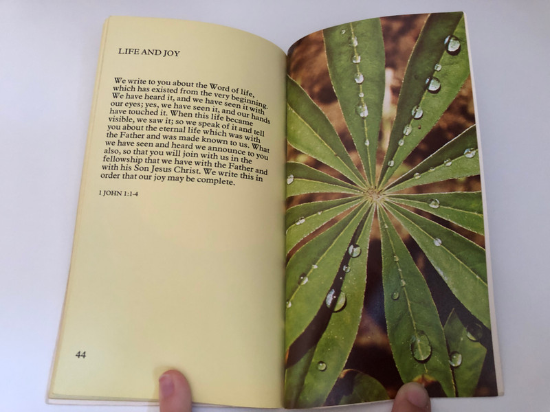 Words of Life: Good News Bible / Extracts from the Bible with full-colour photographs / Published by Lion Publishing