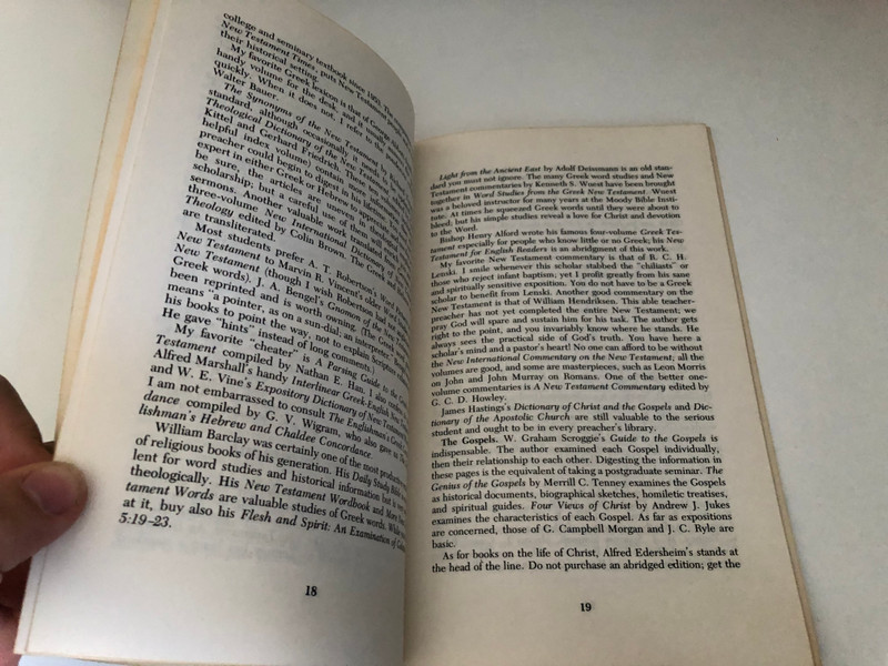 A basic library for Bible students by Dr. Warren Wiersbe / A Guide to Good Reading and Preaching / This special edition issued 1981 by Baker Book House Company (0801096413)