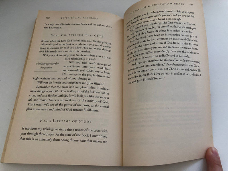Experiencing The Cross Your Greatest Opportunity For Victory Over Sin by Henry Blackaby  RECEIVE THE REALITY - DISCOVER THE POWER - LIVE THE EXPERIENCE  YOUR GREATEST OPPORTUNITY for VICTORY OVER SIN  Multnomah Publishers, Inc. Sisters, Oregon 