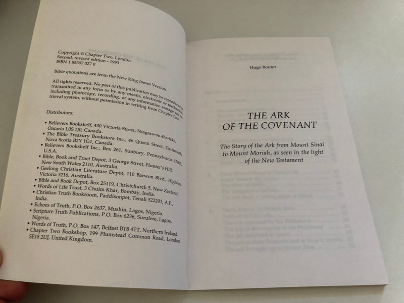 The Ark of the Covenant by Hugo Bouter / The Story of the Ark from Mount Sinai to Mount Moriah, as seen in the light of the New Testament / Bible quotations are from the New King James Version / Publisher: CHAPTER TWO LONDON (1853070270)