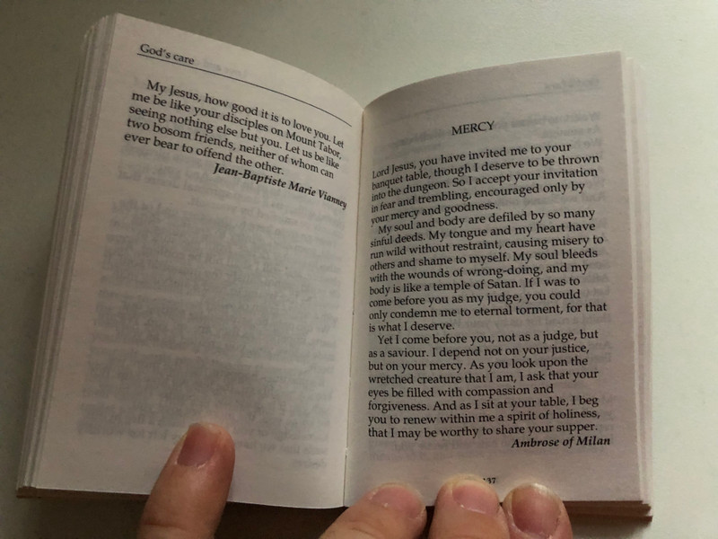 Book of Prayers (Collins Gem) by Robert Van de Weyer / A devotional anthology containing over 200 traditional and modern prayers / Thematically organised to assist personal devotion and reflection / Includes short biographical sketches of the pray (0004705556)