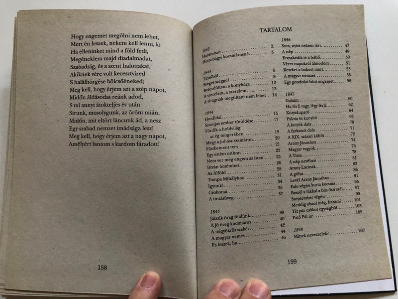 Petőfi Sándor válogatott Versei  Selection of Poems from Sándor Petőfi  Anno könyvkiadó  Dark Green Hardcover (978963853897X)