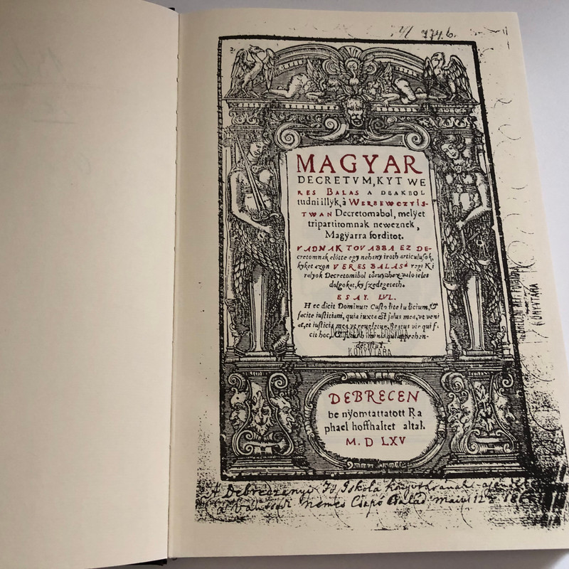 MAGYAR DECRET VM  Csorba Csaba Magyar decretum, kit Weres Balás a deákból, tudni illik a Werbőczy István Decretomából, melyet tripartitomnak neveznek  Magyarra fordított  Miskolc, 1991  Hardcover