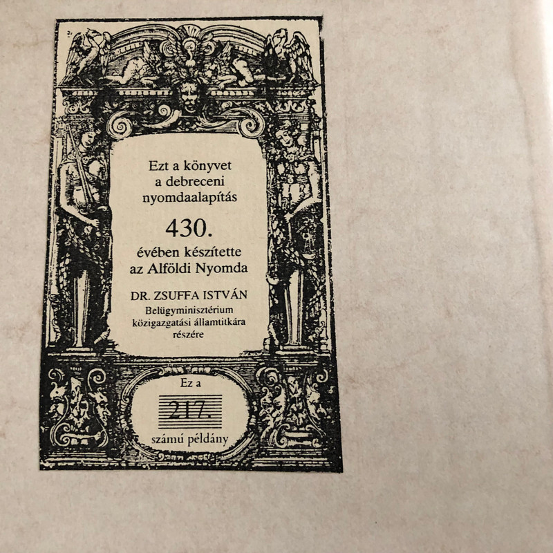 MAGYAR DECRET VM  Csorba Csaba Magyar decretum, kit Weres Balás a deákból, tudni illik a Werbőczy István Decretomából, melyet tripartitomnak neveznek  Magyarra fordított  Miskolc, 1991  Hardcover