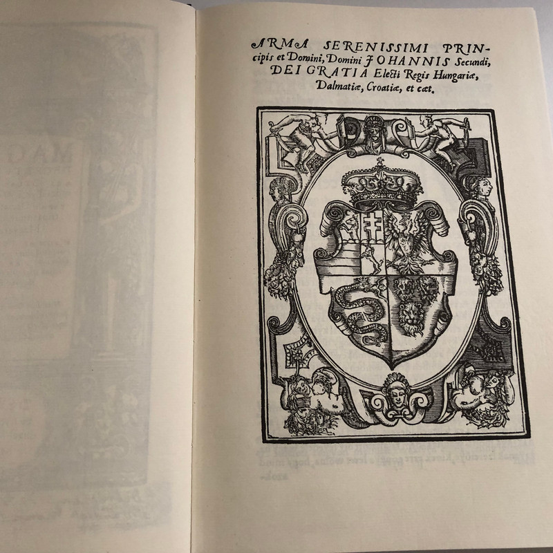 MAGYAR DECRET VM  Csorba Csaba Magyar decretum, kit Weres Balás a deákból, tudni illik a Werbőczy István Decretomából, melyet tripartitomnak neveznek  Magyarra fordított  Miskolc, 1991  Hardcover