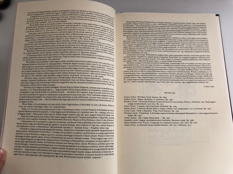 MAGYAR DECRET VM  Csorba Csaba Magyar decretum, kit Weres Balás a deákból, tudni illik a Werbőczy István Decretomából, melyet tripartitomnak neveznek  Magyarra fordított  Miskolc, 1991  Hardcover