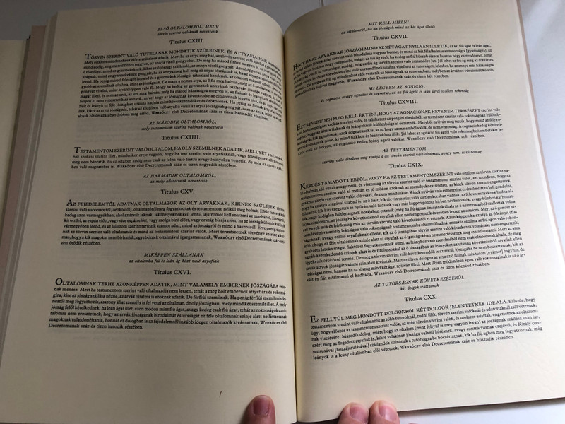 MAGYAR DECRET VM  Csorba Csaba Magyar decretum, kit Weres Balás a deákból, tudni illik a Werbőczy István Decretomából, melyet tripartitomnak neveznek  Magyarra fordított  Miskolc, 1991  Hardcover