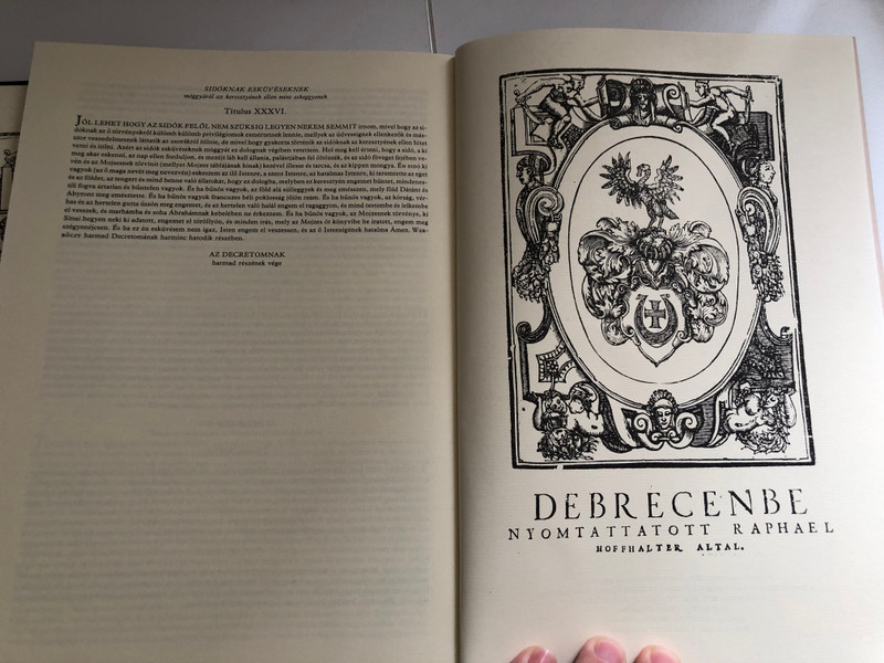 MAGYAR DECRET VM  Csorba Csaba Magyar decretum, kit Weres Balás a deákból, tudni illik a Werbőczy István Decretomából, melyet tripartitomnak neveznek  Magyarra fordított  Miskolc, 1991  Hardcover