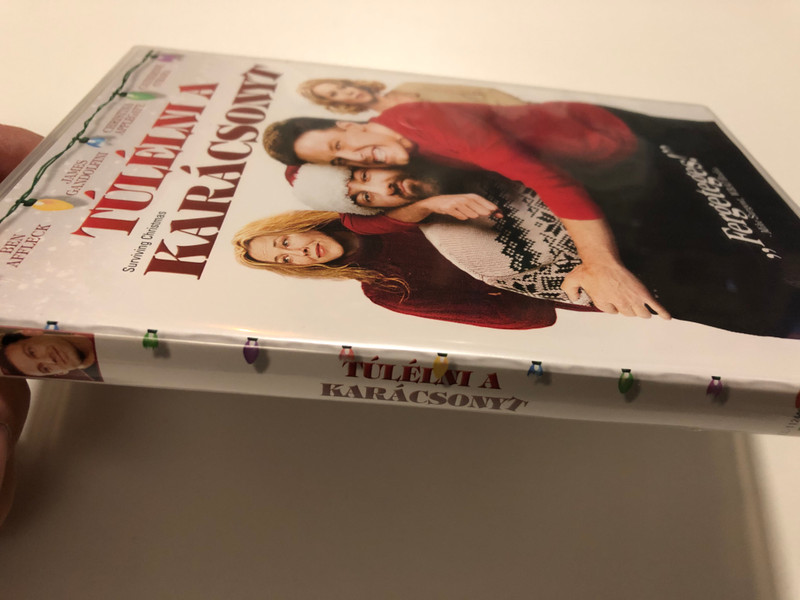 TÚLÉLM A KARÁCSONYT  Surviving Christmas Hungarian Edition  Multiple Audio Options  Cast Ben Affleck, James Gandolfini, Christina Applegate, Catherine O'Hara  DVD Video (5996051322121)
