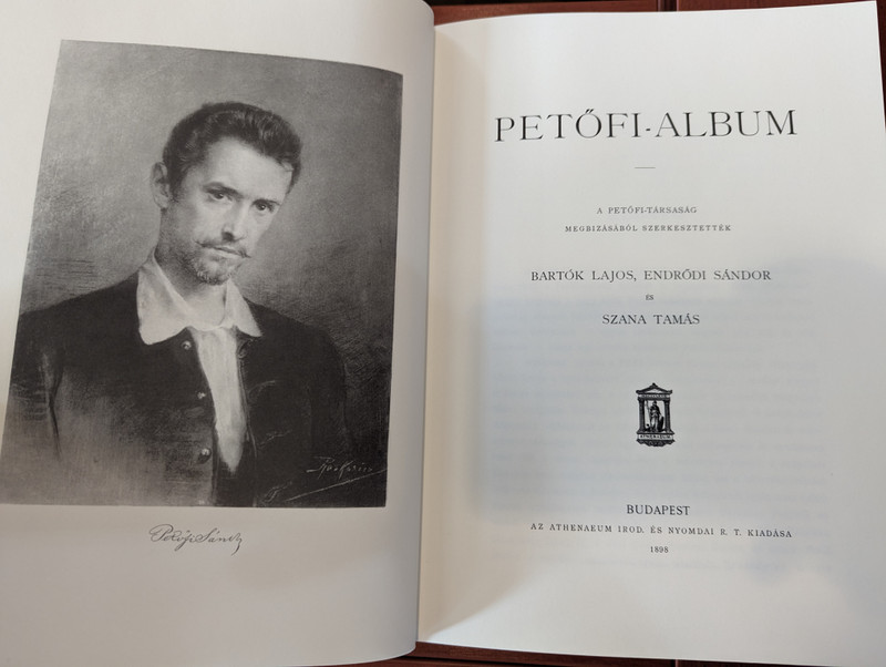 Petőfi Album  Kiadja a Jetöfi Társaság  A PETŐFI-TÁRSASÁG MEGBIZÁSÁBÓL SZERKESZTETTÉK  BARTÓK LAJOS, ENDRŐDI SÁNDOR ÉS SZANA TAMÁS  BUDAPEST AZ ATHENAEUM IROD. ÉS NYOMDAI R. T. KIADÁSA 1898  Kossuth Kiadó 2022.  Hardcover
