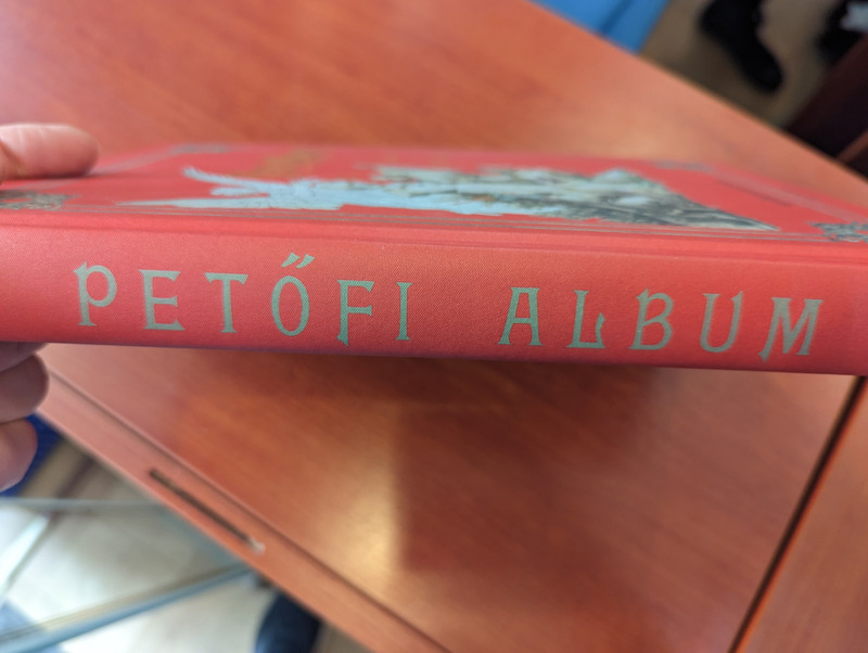 Petőfi Album  Kiadja a Jetöfi Társaság  A PETŐFI-TÁRSASÁG MEGBIZÁSÁBÓL SZERKESZTETTÉK  BARTÓK LAJOS, ENDRŐDI SÁNDOR ÉS SZANA TAMÁS  BUDAPEST AZ ATHENAEUM IROD. ÉS NYOMDAI R. T. KIADÁSA 1898  Kossuth Kiadó 2022.  Hardcover