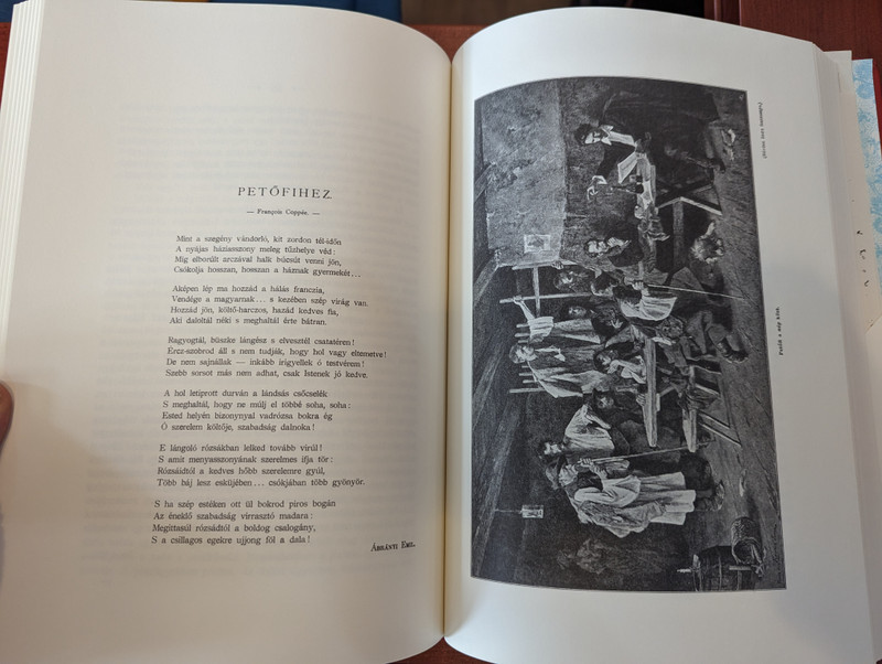 Petőfi Album  Kiadja a Jetöfi Társaság  A PETŐFI-TÁRSASÁG MEGBIZÁSÁBÓL SZERKESZTETTÉK  BARTÓK LAJOS, ENDRŐDI SÁNDOR ÉS SZANA TAMÁS  BUDAPEST AZ ATHENAEUM IROD. ÉS NYOMDAI R. T. KIADÁSA 1898  Kossuth Kiadó 2022.  Hardcover