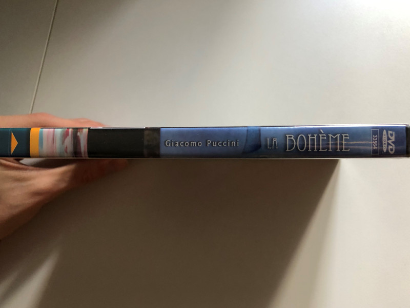 Puccini: Boheme / Dramma Lirico in four paintings from Scenes Libretto by Luigi Illica and Giuseppe Giacosa / Orchestra and Chorus of Festival Puccini Conductor: Stewart Robertson Chorus master: Francesca Tosi / DVD (8007144335649)