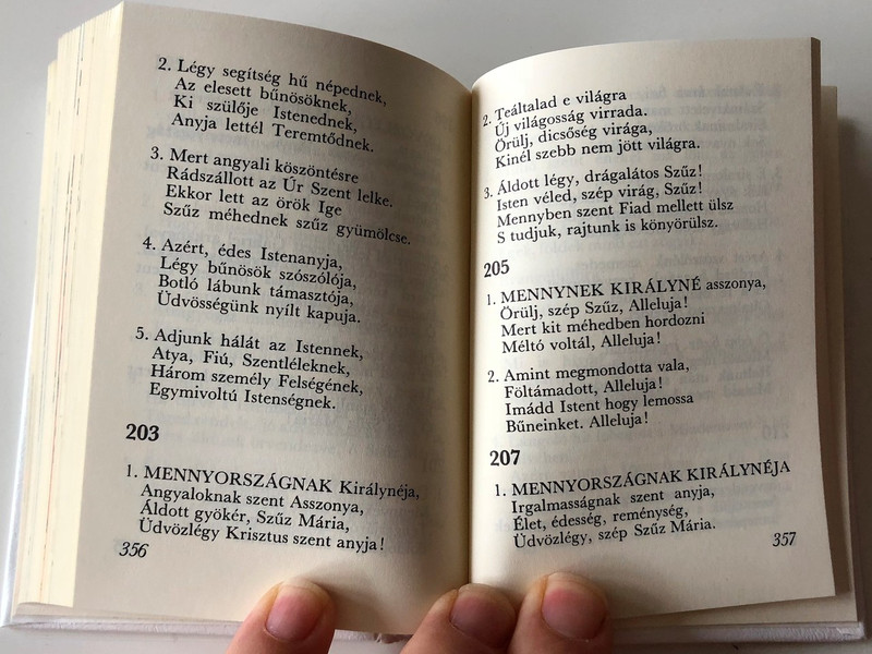 Isten Gyermeke Vagyok / I am a Child of God / Hungarian language Catholic Prayerbook and Songbook for Children / With color illustrations / Hardcover / Szent István Társulat / 2016 (9789632771052)