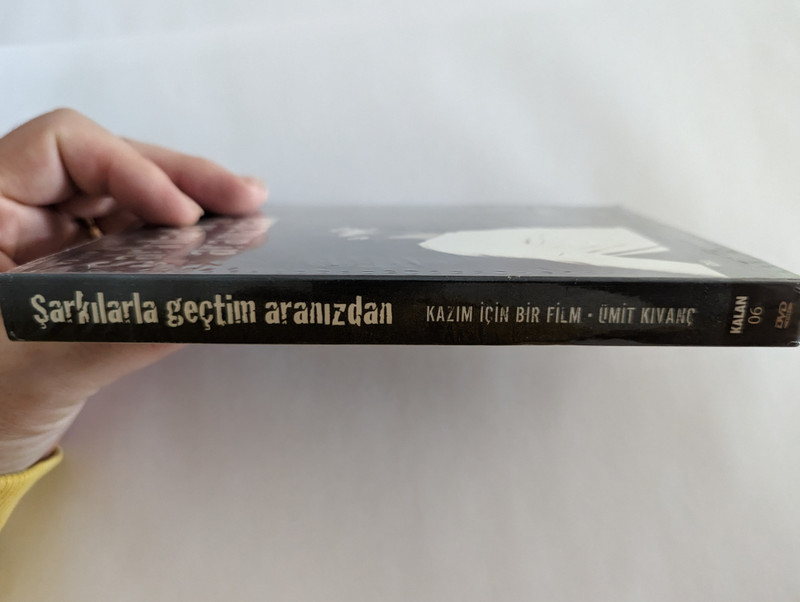 Şarkılarla Geçtim Aranızdan (Kazım Koyuncu) / DESIGN-CAMERA-EDIT, DVD-GRAPHIC DESIGN Ümit Kıvanç / FRONT COVER AND DVD LABEL PHOTOS Hatice Tuncer / DVD (8691834008380)