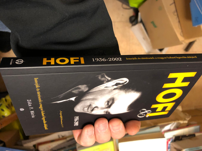 HOFI 85 - Pusszantás mindenkinek - Interjúk és történetek a magyar kabaré legendás alakjáról (HOFI 85 - Pussantás for all - Interviews and stories about the legendary figure of Hungarian cabaret) / DVD (9786150122823)