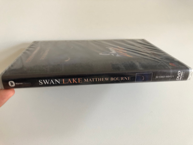 Tchaikovsky: Swan Lake / COMPLETE LONDON WEST END SHOW / The New London Orchestra / Directed and Choreographed by MATTHEW BOURNE / Conducted by DAVID LLOYD-JONES / DVD (5051865948421)