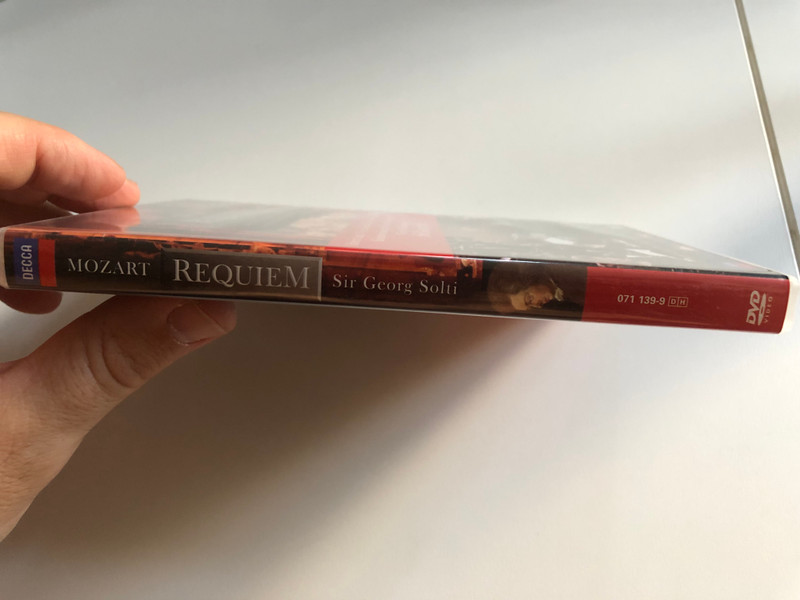 Mozart - Requiem / 200th Anniversary Performance Commemorating Mozart's Death / BONUS FEATURE: "THE STORY OF THE REQUIEM" / K626 / DVD Video (044007113998)
