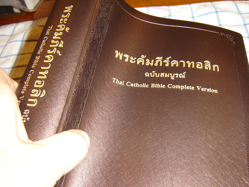 Thai Catholic Bible Complete Version / Family Bible with Study Notes and Explanations, Side References / Large Size