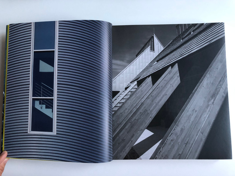 Jelek a térben - Lázár Antal építész  THE ARCHITECTURE OF ANTAL LÁZÁR WITH ENGLISH SUMMARY AND LIST OF WORKS  ÜKH 2019  Paperback (9789631365375)