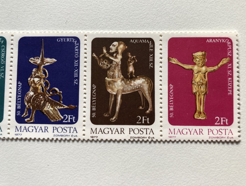 MAGYAR POSTA / 1977 ZOMBORY EVA / 50. BÉLYEGNAP (50. STAMP DAY) / SZKITA CSÖRGŐ VI. SZ - GYERTYA TARTO XII-XIII. SZ - AQUAMAL NILE XIII. SZ - ARANIKOR PUSZ XI. SZ. KÖZEPE / Stamp (stampshun019)