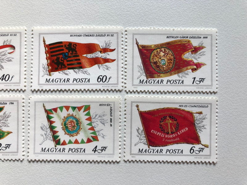MAGYAR POSTA  SEES LASTO 1981  ÁRPÁDHÁZI ZÁSZLÓ XI.52  HUNYADI CIMERES ZÁSZLÓ XV. SZ  BETHLEN GABOR ZÁSZLÓJA 1800  URÁKÓCZI FERENC ZÁSZLÓJA 1706  HONVED-ZAZSIO 1848-1849  1919-ES CSAPATZASZLO  Stamp (stampshun028)
