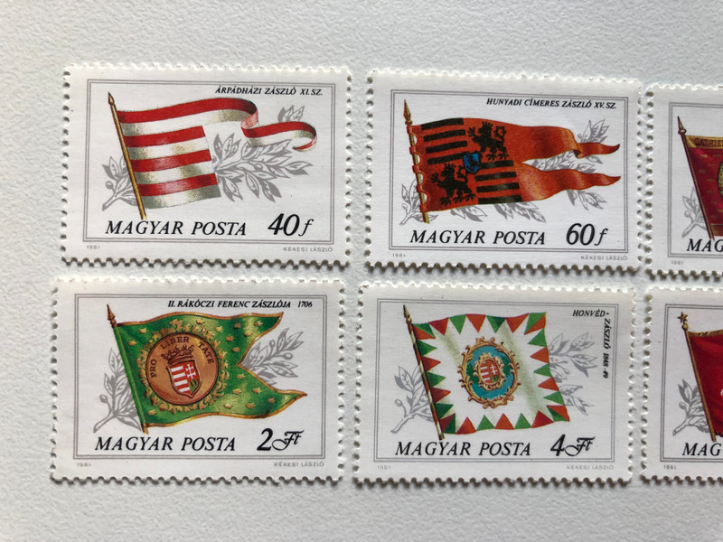 MAGYAR POSTA  SEES LASTO 1981  ÁRPÁDHÁZI ZÁSZLÓ XI.52  HUNYADI CIMERES ZÁSZLÓ XV. SZ  BETHLEN GABOR ZÁSZLÓJA 1800  URÁKÓCZI FERENC ZÁSZLÓJA 1706  HONVED-ZAZSIO 1848-1849  1919-ES CSAPATZASZLO  Stamp (stampshun028)