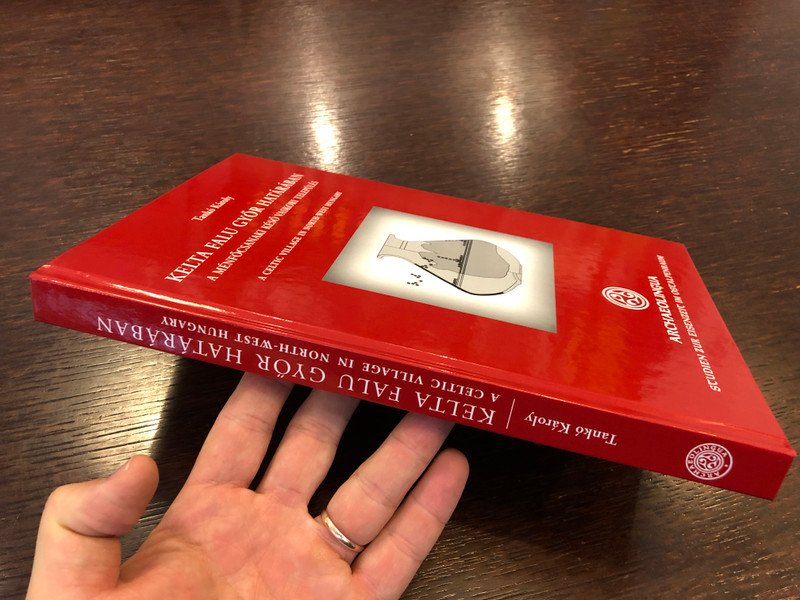 KELTA FALU GYŐR HATÁRÁBAN - A MÉNFŐCSANAKI KÉSŐ VASKORI TELEPÜLÉS  A CELTIC VILLAGE IN NORTH-WEST HUNGARY  Tankó Károly  ARCHAEOLINGUA - STUDIEN ZUR EISENZEIT IM OSTALPENRAUM  Hardcover (9786155766411)