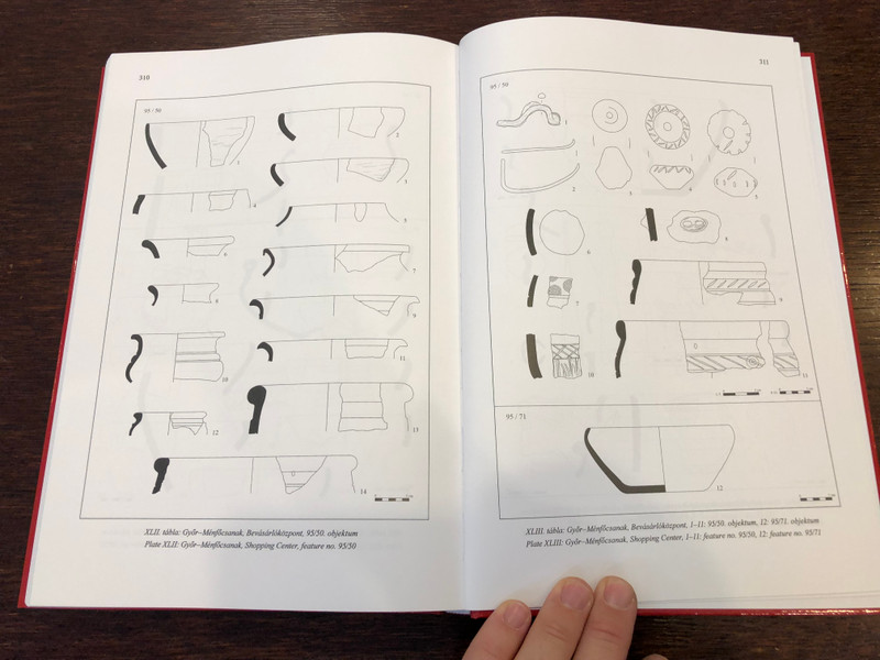 KELTA FALU GYŐR HATÁRÁBAN - A MÉNFŐCSANAKI KÉSŐ VASKORI TELEPÜLÉS  A CELTIC VILLAGE IN NORTH-WEST HUNGARY  Tankó Károly  ARCHAEOLINGUA - STUDIEN ZUR EISENZEIT IM OSTALPENRAUM  Hardcover (9786155766411)