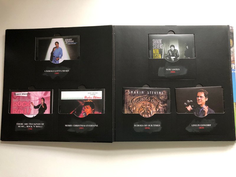 SHAKIN' STEVENS... FIRE IN THE BLOOD / THE DEFINITIVE COLLECTION / THE DELUXEBOOKPACK / Hardcover (4050538608212)