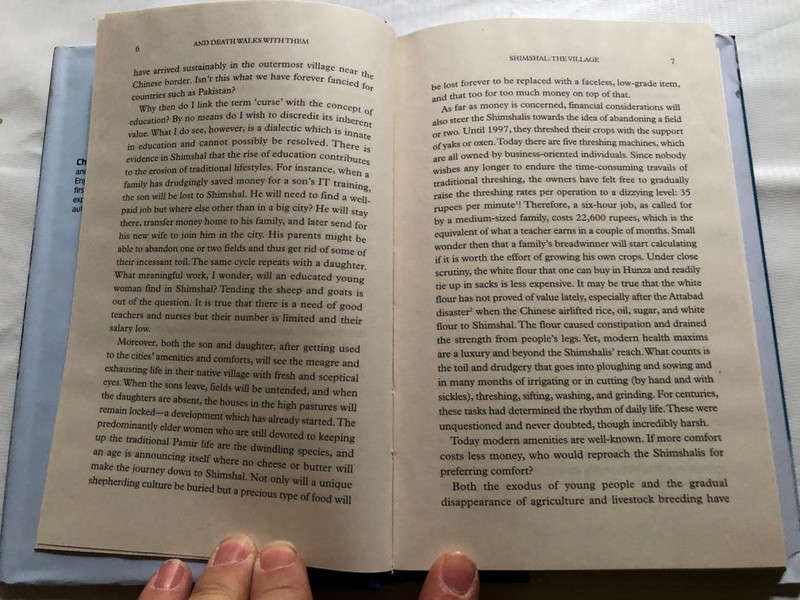 And DEATH WALKS with Them / CHRISTIANE FLADT / Above Eight Thousand Metres with Pakistani Porters from Shimshal / OXFORD UNIVERSITY PRESS / Paperback (9780199407385)
