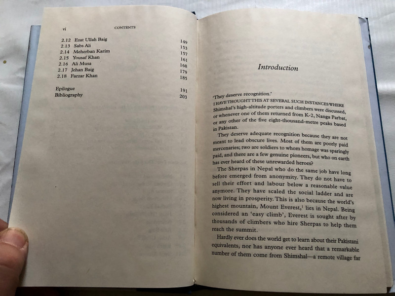 And DEATH WALKS with Them / CHRISTIANE FLADT / Above Eight Thousand Metres with Pakistani Porters from Shimshal / OXFORD UNIVERSITY PRESS / Paperback (9780199407385)