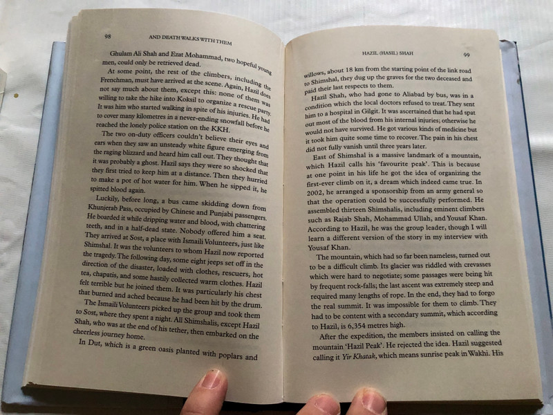 And DEATH WALKS with Them / CHRISTIANE FLADT / Above Eight Thousand Metres with Pakistani Porters from Shimshal / OXFORD UNIVERSITY PRESS / Paperback (9780199407385)