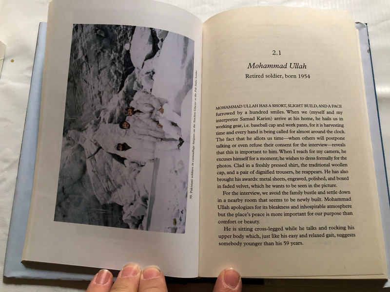 And DEATH WALKS with Them / CHRISTIANE FLADT / Above Eight Thousand Metres with Pakistani Porters from Shimshal / OXFORD UNIVERSITY PRESS / Paperback (9780199407385)