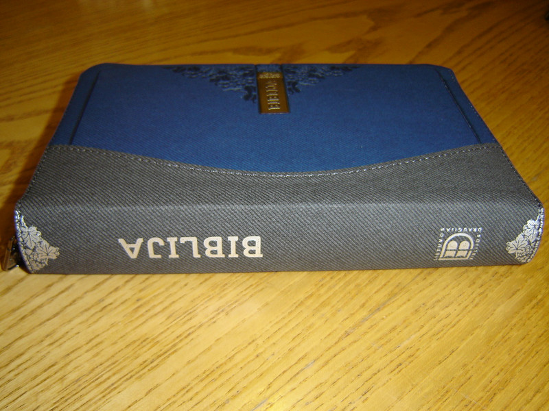 Biblija arba Sventasis Rastas, kanoninis leidimas, virselis su uztrauktuku / Lithuanian Bible