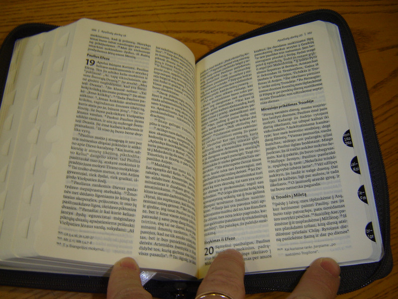 Biblija arba Sventasis Rastas, kanoninis leidimas, virselis su uztrauktuku / Lithuanian Bible