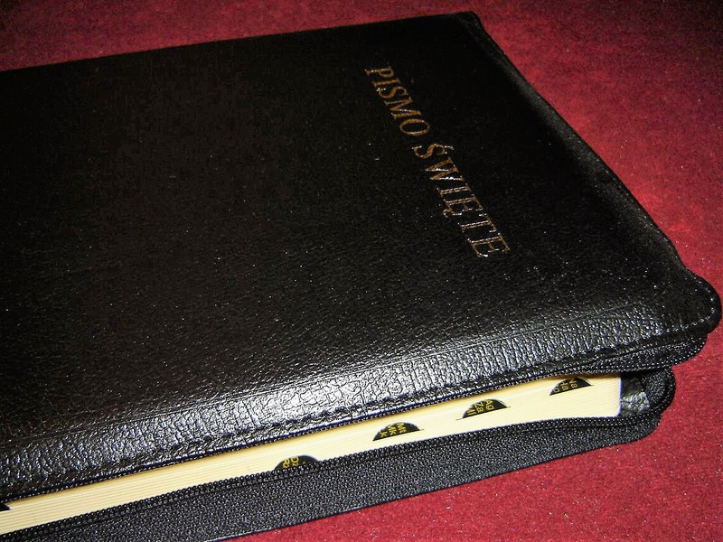Black Leather Polish Warsaw Bible 07 with Zipper and Thumb Index, 2015 Print / Biblia: Starego I Nowego Testamentu