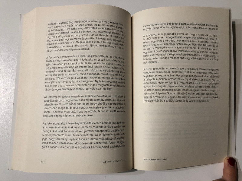 PARENT-GUARDIAN: A guide to the world of upbringing, education and children's rights for parents (9786158054744)