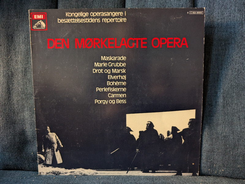 Den Mørkelagte Opera – CD Compilation: Kongelige Operasangere i Besættelsestidens Repertoire (6 C 053‑39302)