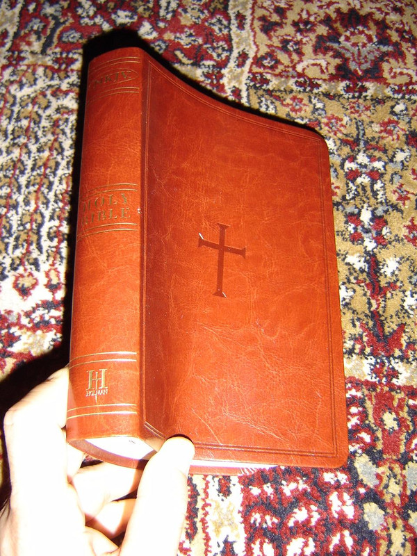 New King James Version (NKJV) Bible, Brown LeatherTouch Binding with Cross, Thumb Index and Golden Edges / With Red Letter, Concordance and Color Maps