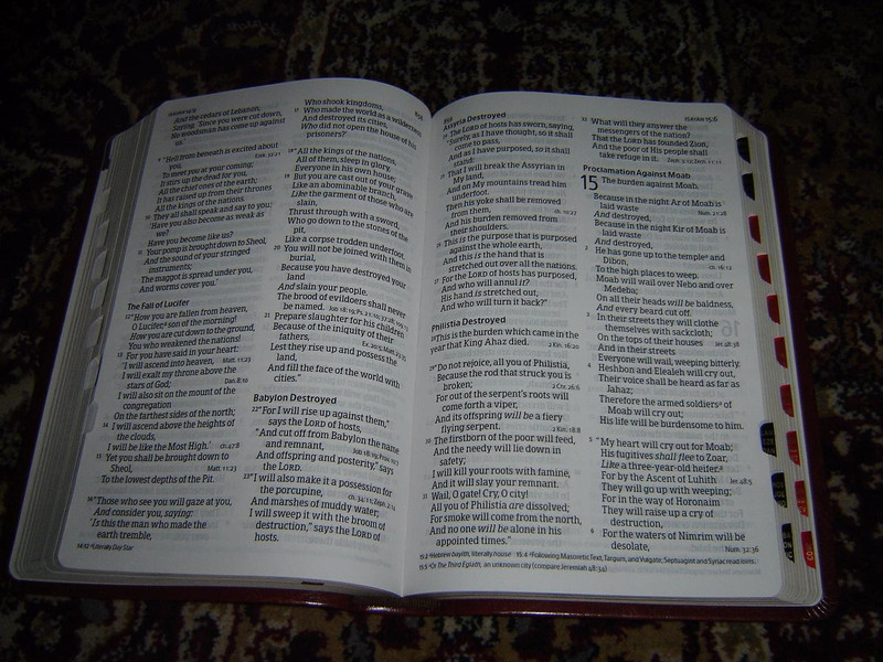 New King James Version (NKJV) Bible, Brown LeatherTouch Binding with Cross, Thumb Index and Golden Edges / With Red Letter, Concordance and Color Maps