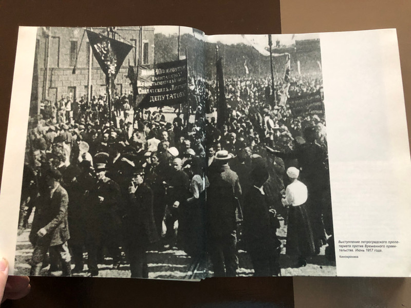 THE STEPS OF THE SOVIETS: A movie camera writes a story (1917–1936) (80106-120 100-29 4010010000)