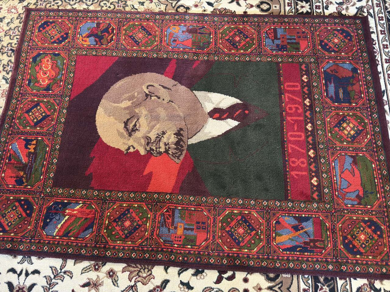 LENIN Rare Carpet from the Soviet Union / Rug size 190 X 150 CM with the portrait of Vladimir Ilich Lenin / Sovjet made rug Collector's item CCCP / U.S.S.R. issued for the anniversary of 100th birthday of Lenin made by Karjakumsky Fabrika