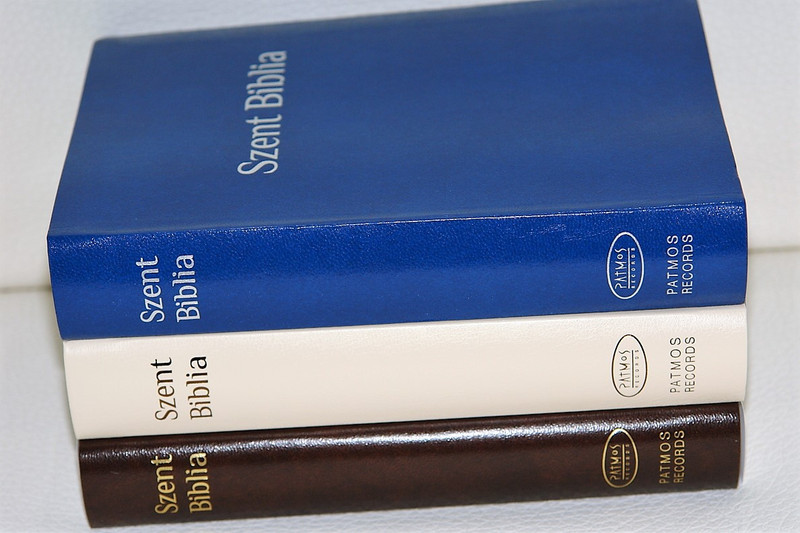 Blue Hungarian Karoli Bible Words of Christ in Red / Hungarian KJV Bible / Szent Biblia Károli Gáspár
