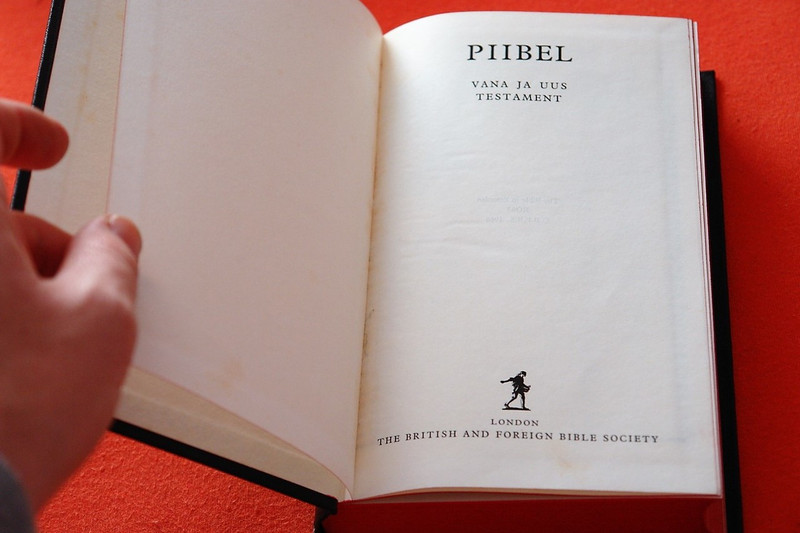 Piibel Vana Ja Uus Testament / The Bible in Estonian RO63 B.F.B.S. 1968 Print / Black Hardcover with Red Edges